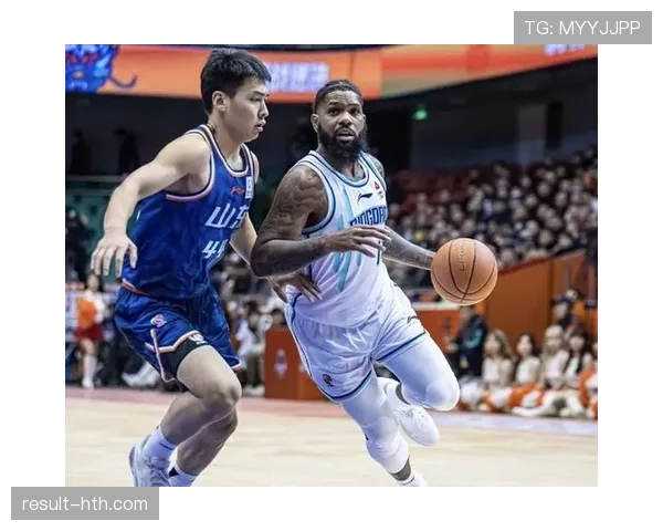 鲍威尔展现防守硬汉本色，关键时刻力挽狂澜