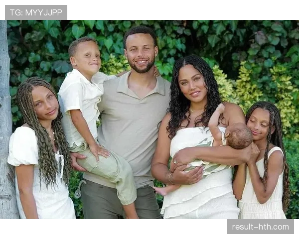 库里训练完直接带娃？这生活差普通家庭太远了吧！